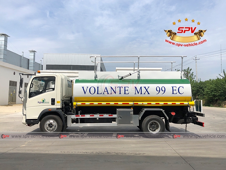 8,000 Litres Fuel Tanker Sinotruk - LS